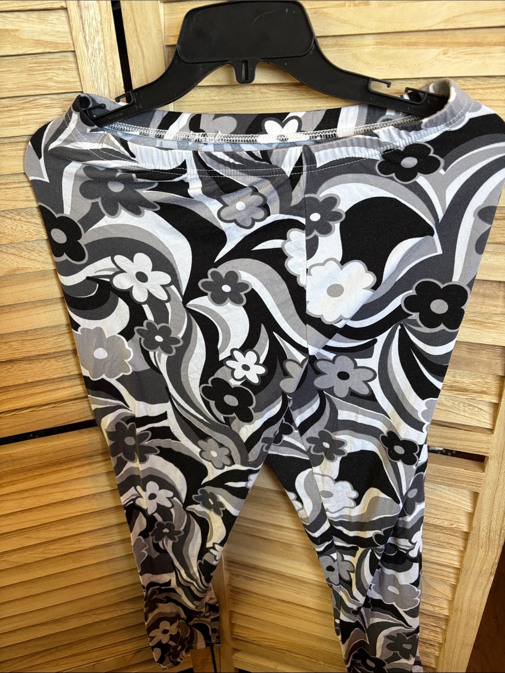 just be Gray and Black Floral Print Leggings Large